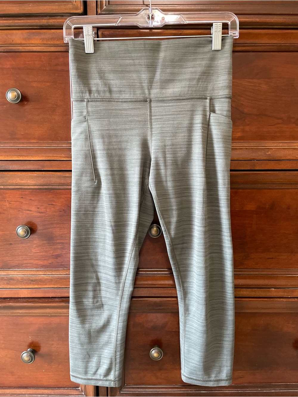 ATHLETA Salutation Capri Leggings w/Side Pockets, Heathered Olive Green, SMALL
